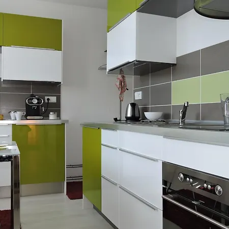 Apartman 33 *
